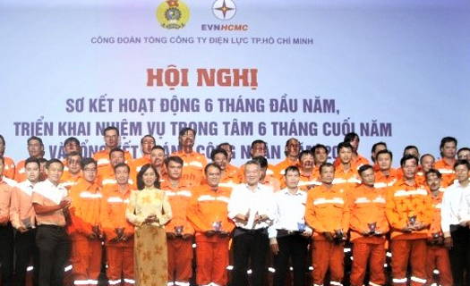 EVNHCMC tuyên dương 58 công nhân tiêu biểu